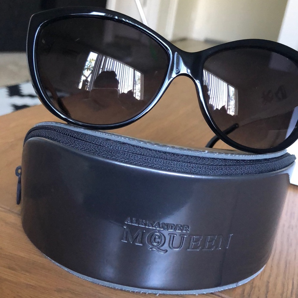 Alexander McQueen Cat eye Sunglasses